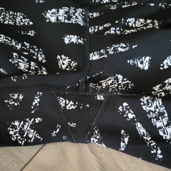 SOLD Lululemon Wunder Under High Rise - Picture 6 of 10